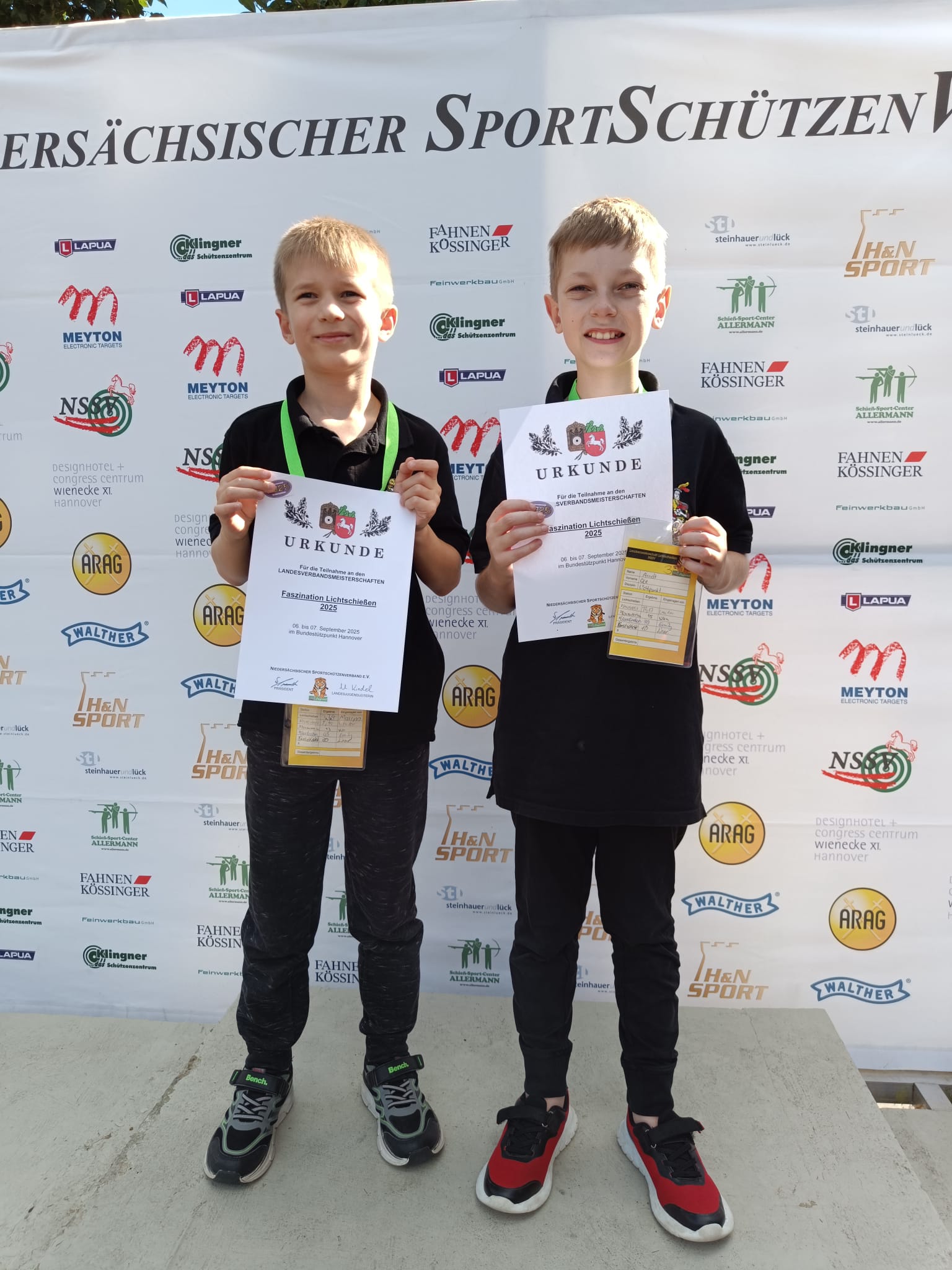 Ole und Maxim mit Urkunden